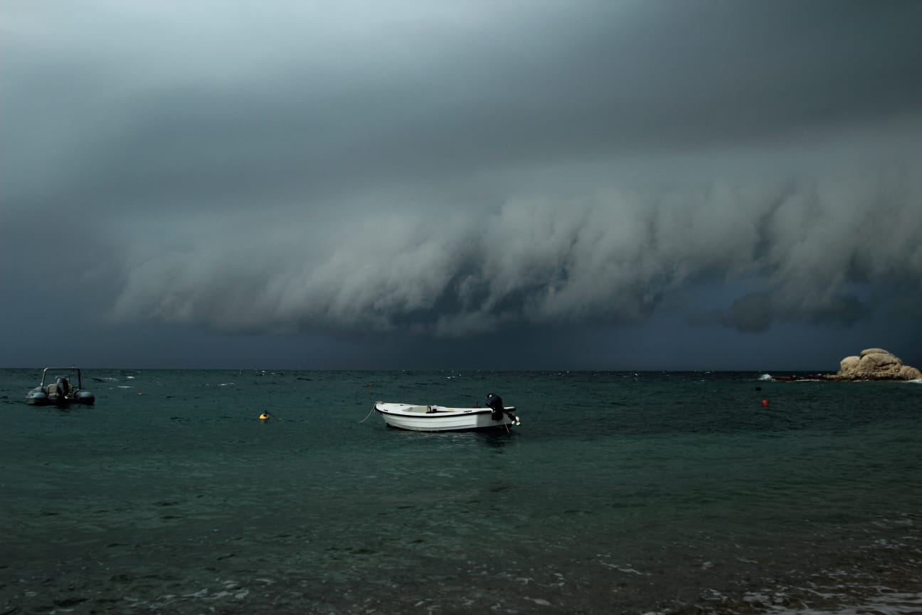 После вчерашней бури море взволнованно. Конец бури на море. Буря в море 4 буквы.