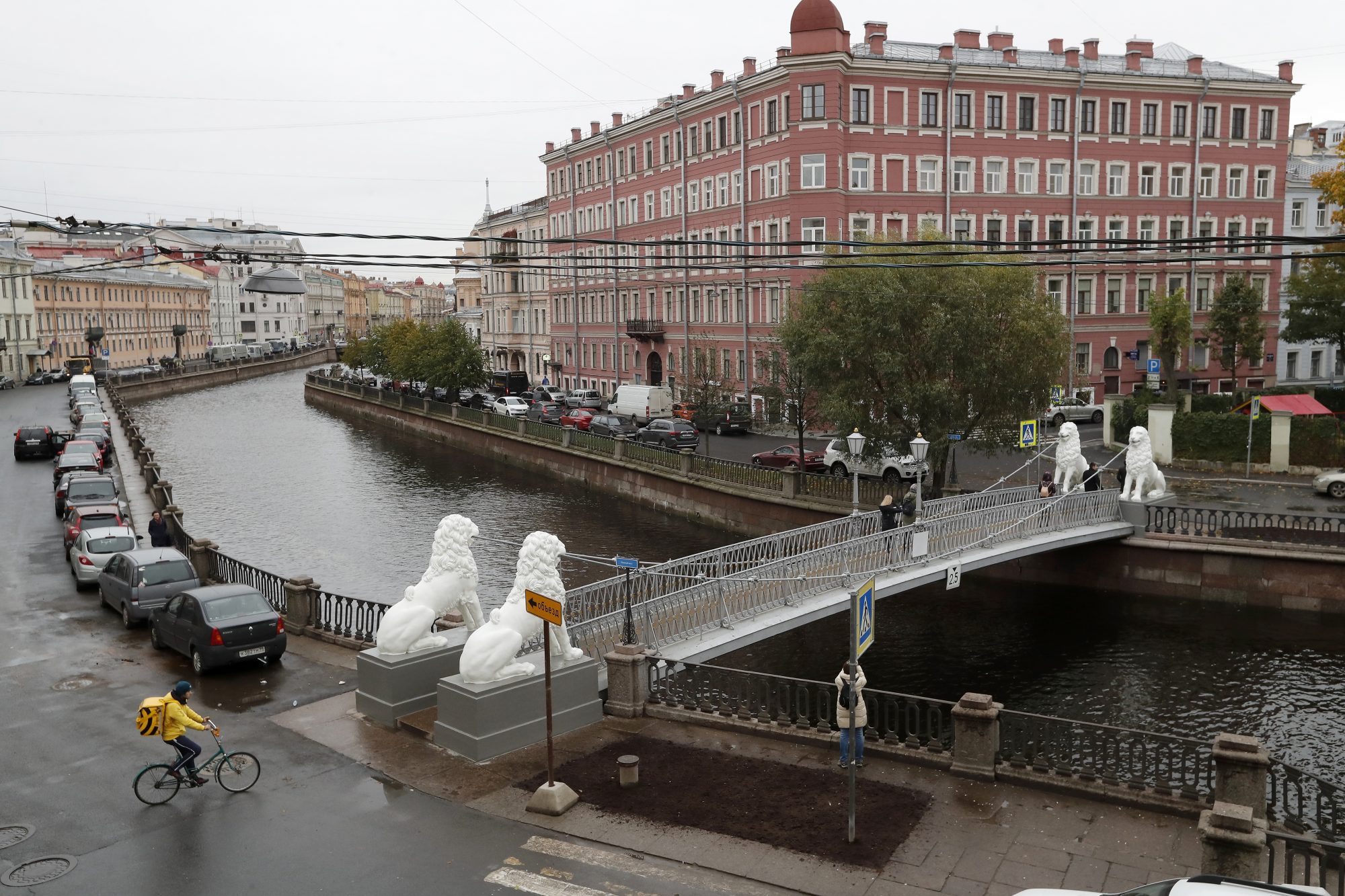 Скульптуры на канале Грибоедова в Санкт Петербурге