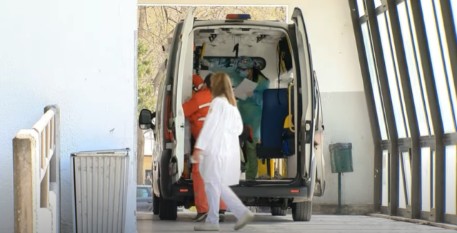 Млада девојка со „бмв“ се судрила со „матиз“, четири лица во болница