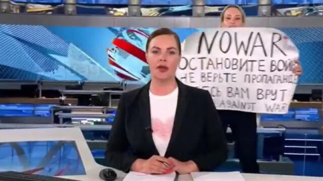 Куќен притвор за руската новинарка која прекина ТВ програма поради Украина