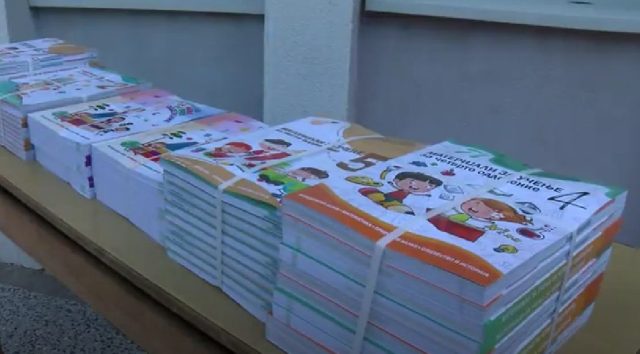 Сите учебници за трето се доставени до училиштата, остануваат уште неколку за шесто одделение