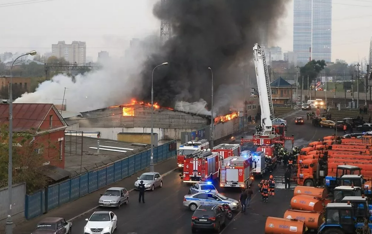 Москва пожар сейчас. Пожар в Москве на Северо востоке Москвы. Пожар в Москве сейчас 1 час назад. Пожар в Москве сейчас. Пожар в Москве сегодня сейчас.