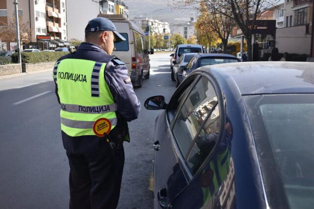 Полицаец фатен како вози со активна забрана за управување и под дејство на алкохол