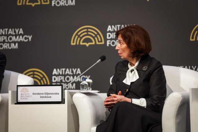 Сиљановска за европските интеграции: Не е добро да се преговара за историја, култура и јазик во 21 век